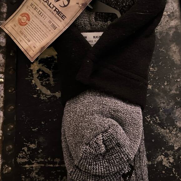 NEW Realtree Beanie and Socks Set - Picture 2 of 2